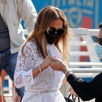 Ben Affleck ayudando a Jennifer Lopez a bajar de una lancha en Venecia