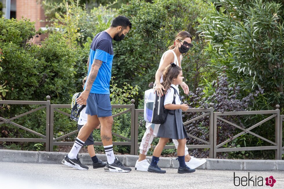 Tamara Gorro y Ezequiel Garay llevan a sus dos hijos a su primer día de colegio