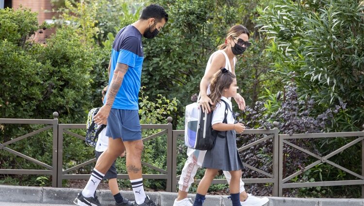 Tamara Gorro y Ezequiel Garay llevan a sus dos hijos a su primer día de colegio