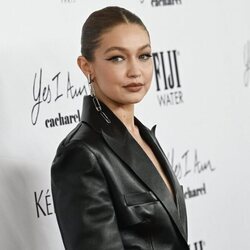 Gigi Hadid en los Premios Daily Front Row 2021