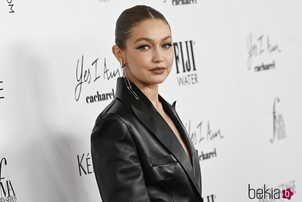 Gigi Hadid en los Premios Daily Front Row 2021