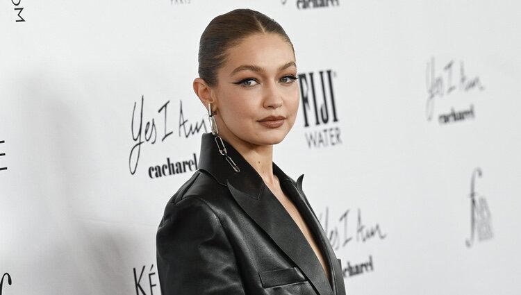 Gigi Hadid en los Premios Daily Front Row 2021