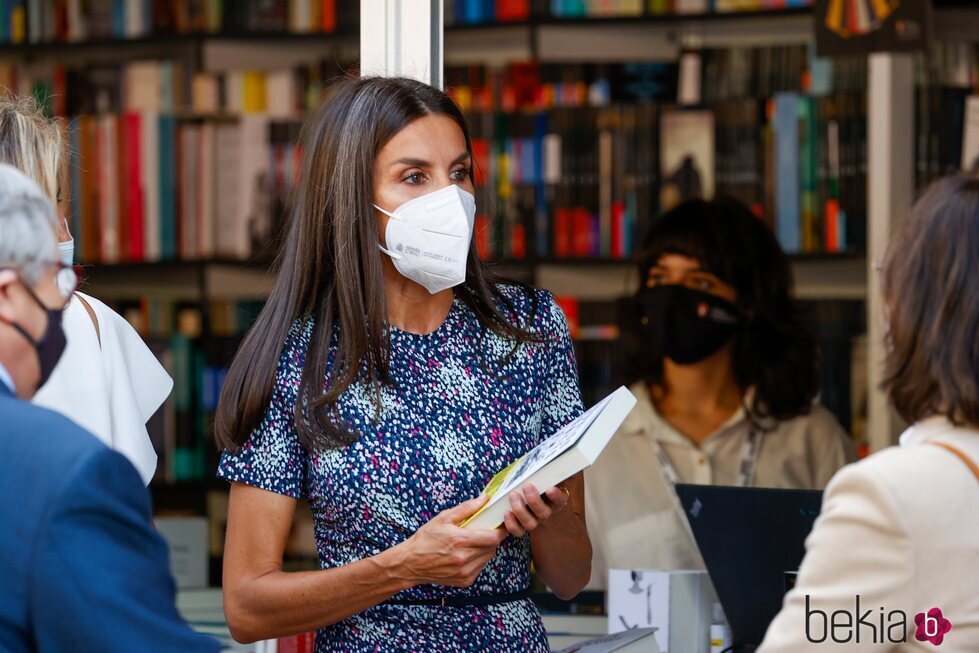 La Reina Letizia no se pierde la Feria del Libro de Madrid 2021