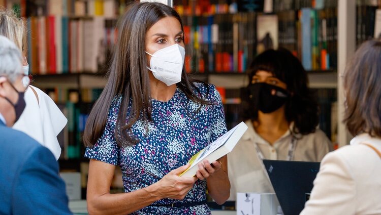 La Reina Letizia no se pierde la Feria del Libro de Madrid 2021