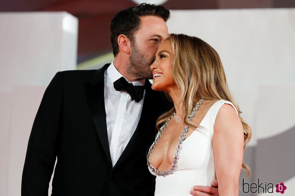 Ben Affleck besa con cariño a Jennifer Lopez en el Festival de Venecia 2021