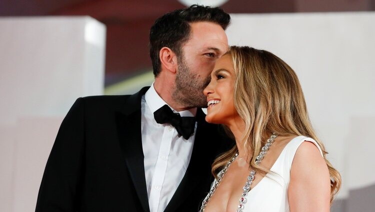 Ben Affleck besa con cariño a Jennifer Lopez en el Festival de Venecia 2021