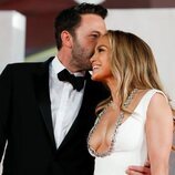 Ben Affleck besa con cariño a Jennifer Lopez en el Festival de Venecia 2021