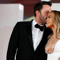 Ben Affleck besa con cariño a Jennifer Lopez en el Festival de Venecia 2021