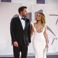 Ben Affleck y Jennifer Lopez se miran con cariño en el Festival de Venecia 2021