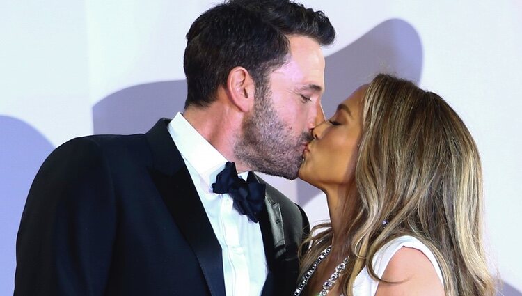 Ben Affleck y Jennifer Lopez se besan en el Festival de Venecia 2021