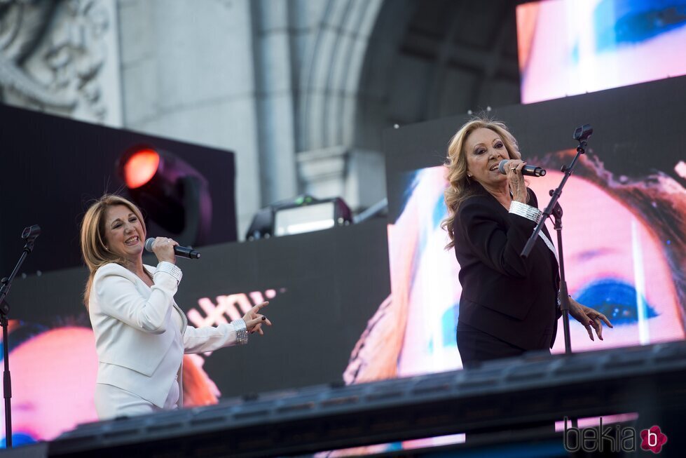 Mayte Mateos y María Mendiola, el grupo Baccara, durante un concierto