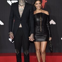 Travis Barker y Kourtney Kardashian en los MTV VMAs 2021