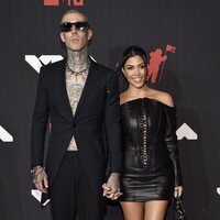 Travis Barker y Kourtney Kardashian en los MTV VMAs 2021