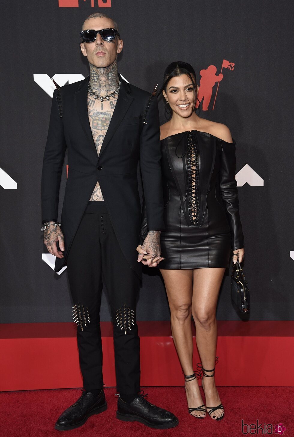 Travis Barker y Kourtney Kardashian en los MTV VMAs 2021