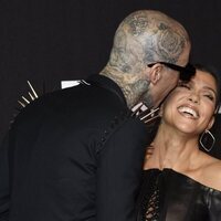 Travis Barker y Kourtney Kardashian besándose en los MTV VMAs 2021