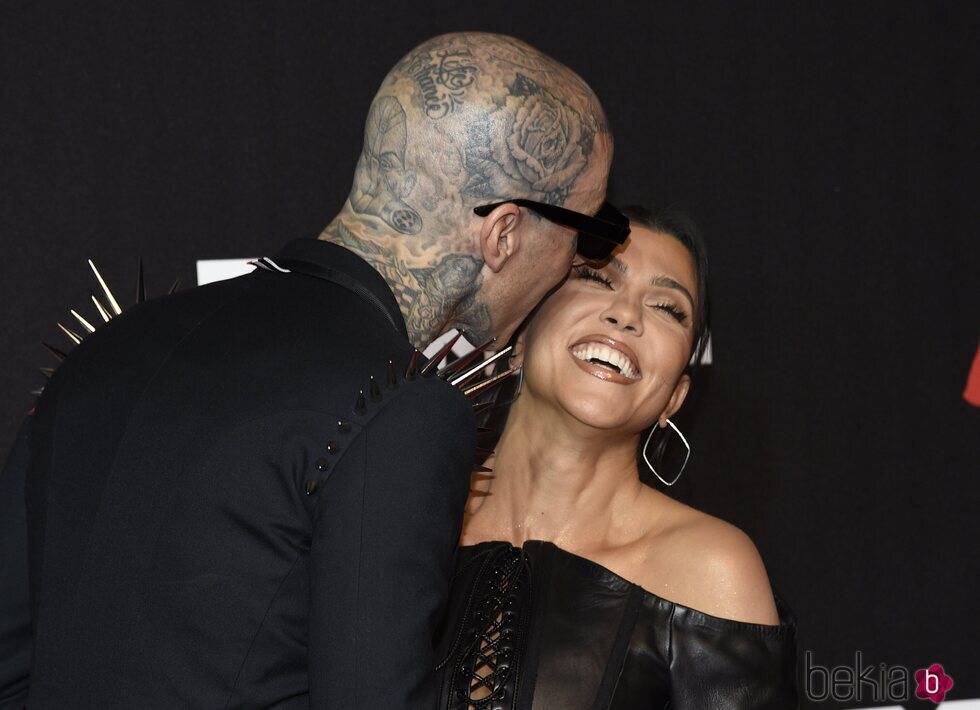 Travis Barker y Kourtney Kardashian besándose en los MTV VMAs 2021