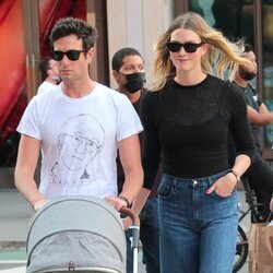 Joshua Kushner y Karlie Kloss paseando a su hijo por Nueva York