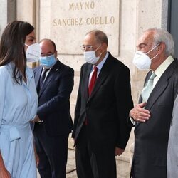 La Reina Letizia saluda a Carlos Zurita en la inauguración de la exposición 'Cuarenta años de amistad. Donaciones de la Fundación Amigos del Museo del Pra