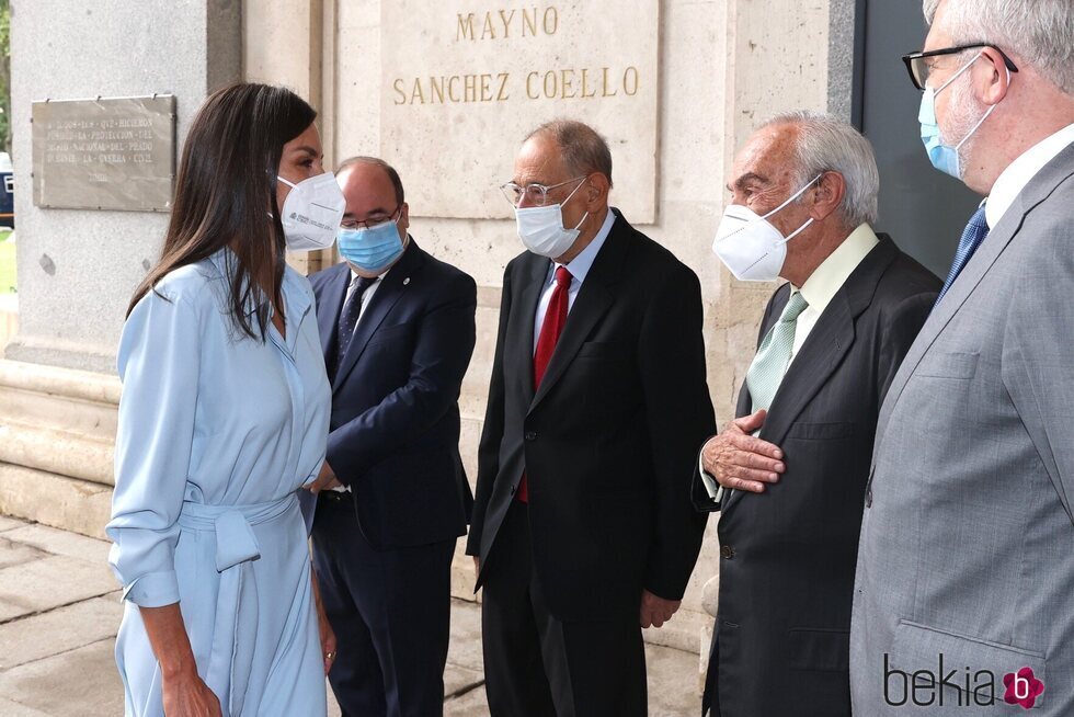 La Reina Letizia saluda a Carlos Zurita en la inauguración de la exposición 'Cuarenta años de amistad. Donaciones de la Fundación Amigos del Museo del Pra