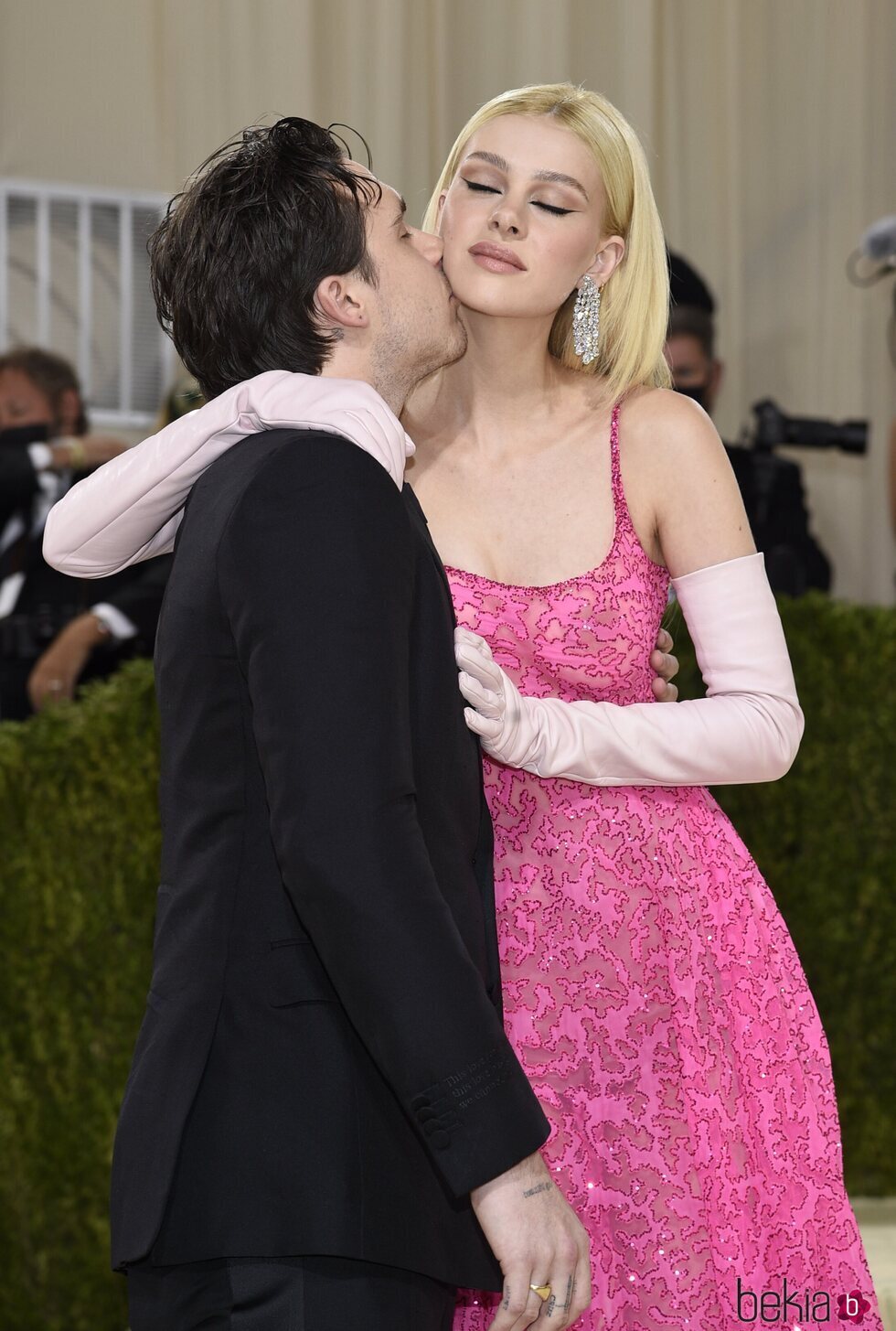 Brooklyn Beckham y Nicola Peltz de Valentino en la MET Gala 2021