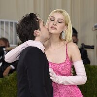 Brooklyn Beckham y Nicola Peltz de Valentino en la MET Gala 2021