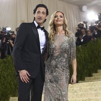 Adrien Brody y Georgina Chapman en la MET Gala 2021