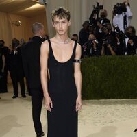 Troye Sivan en la MET Gala 2021