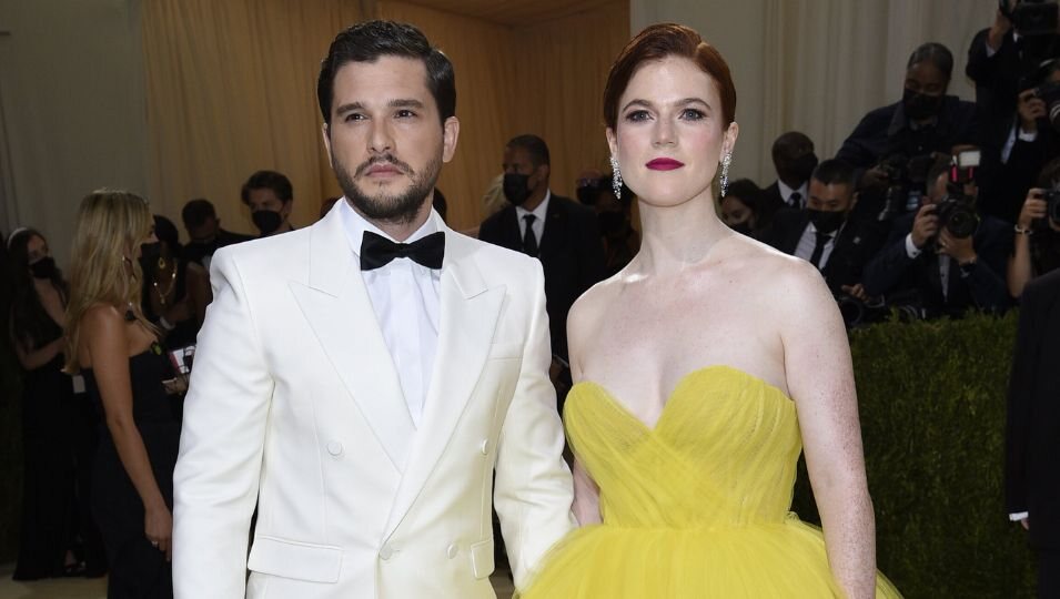 Kit Harington y Rose Leslie en la MET Gala 2021