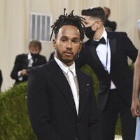 Lewis Hamilton en la MET Gala 2021