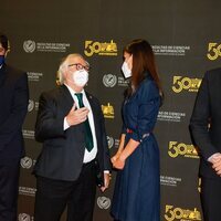 La Reina Letizia habla con el Ministro de Universidades en el 50 aniversario de la Facultad de Periodismo de la Universidad Complutense