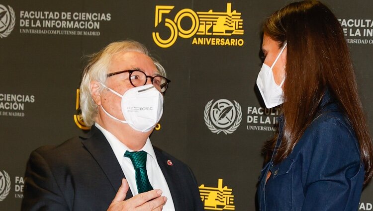 La Reina Letizia habla con el Ministro de Universidades en el 50 aniversario de la Facultad de Periodismo de la Universidad Complutense