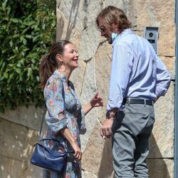 Esther Doña y Santiago Pedraz en la puerta de la casa de unos amigos en Madrid