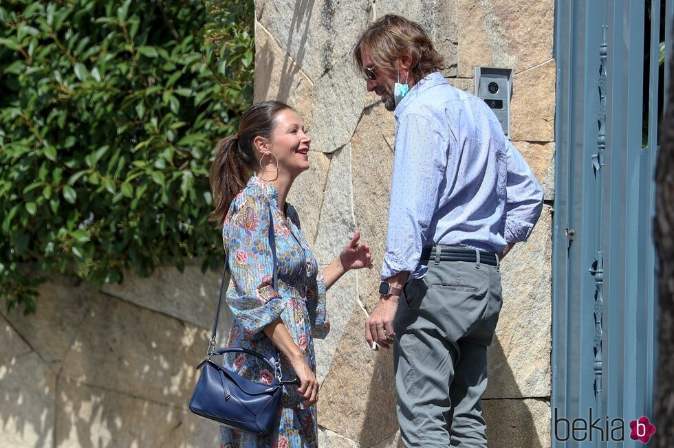 Esther Doña y Santiago Pedraz en la puerta de la casa de unos amigos en Madrid