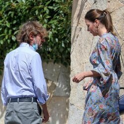 Esther Doña con Santiago Pedraz en la puerta de la casa de unos amigos en Madrid