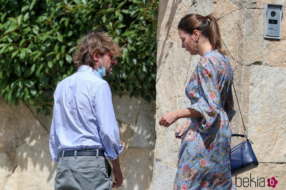 Esther Doña con Santiago Pedraz en la puerta de la casa de unos amigos en Madrid