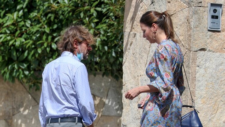 Esther Doña con Santiago Pedraz en la puerta de la casa de unos amigos en Madrid