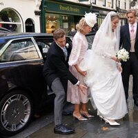 Flora Ogilvy con sus padres James y Julia Ogilvy y su hermano Alexander Ogilvy en su boda