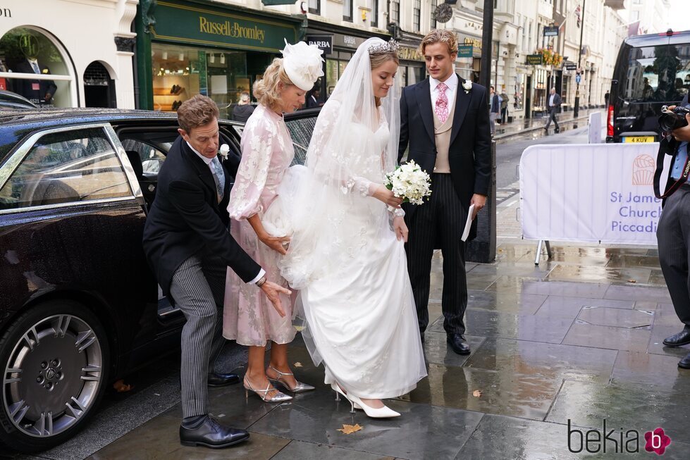 Flora Ogilvy con sus padres James y Julia Ogilvy y su hermano Alexander Ogilvy en su boda