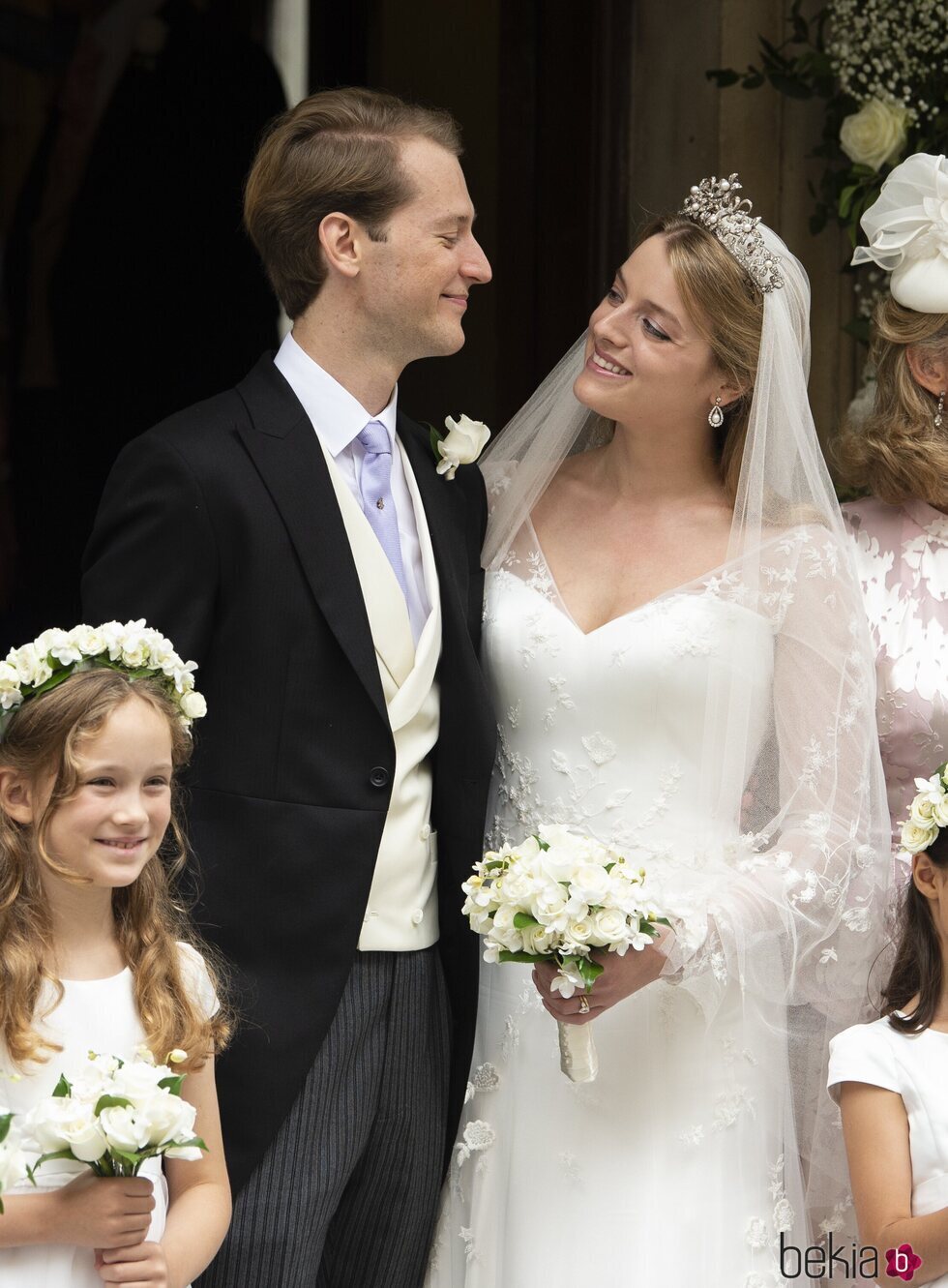 Flora Ogilvy y Timothy Vesterberg se dedican una tierna mirada en su boda