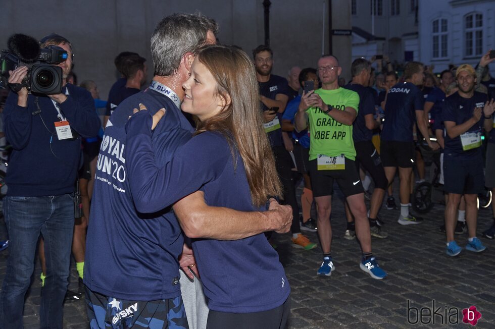 Isabel de Dinamarca abraza a Federico de Dinamarca en la Royal Run