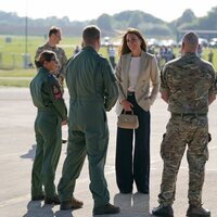 Kate Middleton saluda a militares en la base de Brize Norton