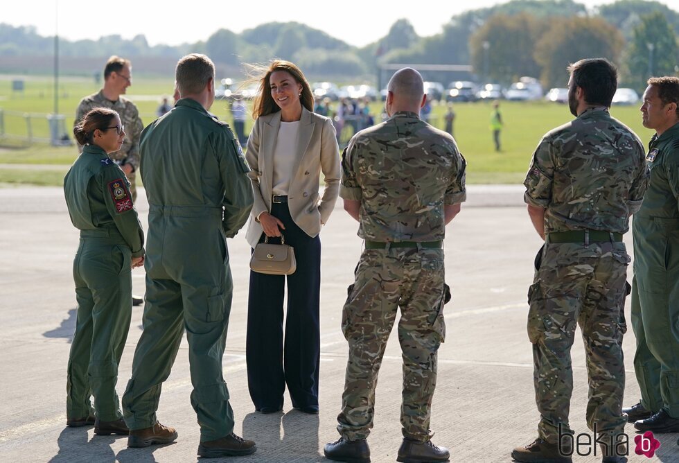 Kate Middleton saluda a militares en la base de Brize Norton