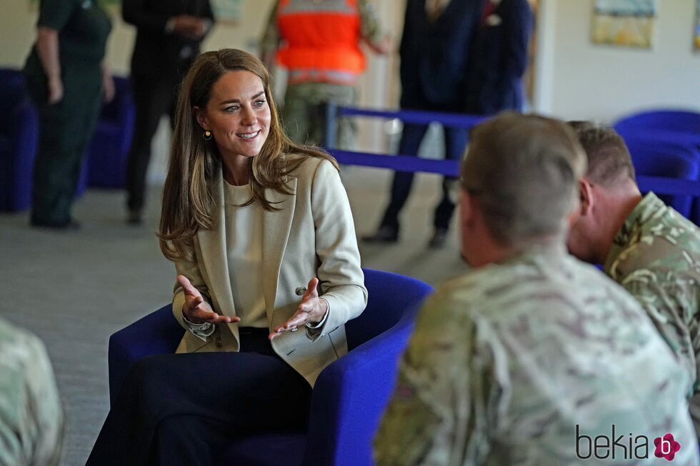 Kate Middleton con militares de la RAF en Brize Norton