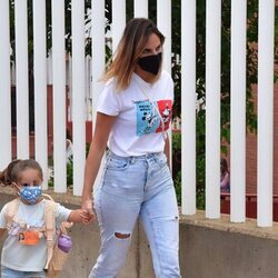 Irene Rosales dando un paseo con su hija Ana