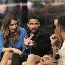 Cristina Porta y Miguel Frigenti discutiendo con sus compañeros durante la segunda gala de 'Secret Story'