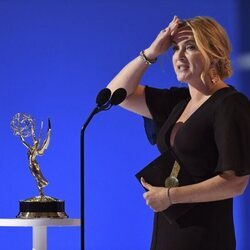 Kate Winslet recogiendo su Emmy 2021