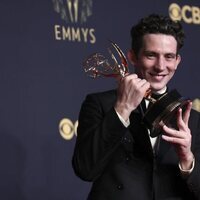 Josh O'Connor posa con su Emmy 2021