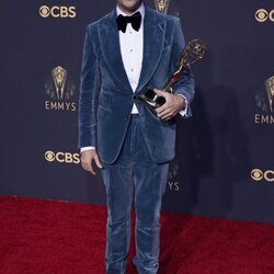 Jason Sudeikis posa con su Emmy 2021