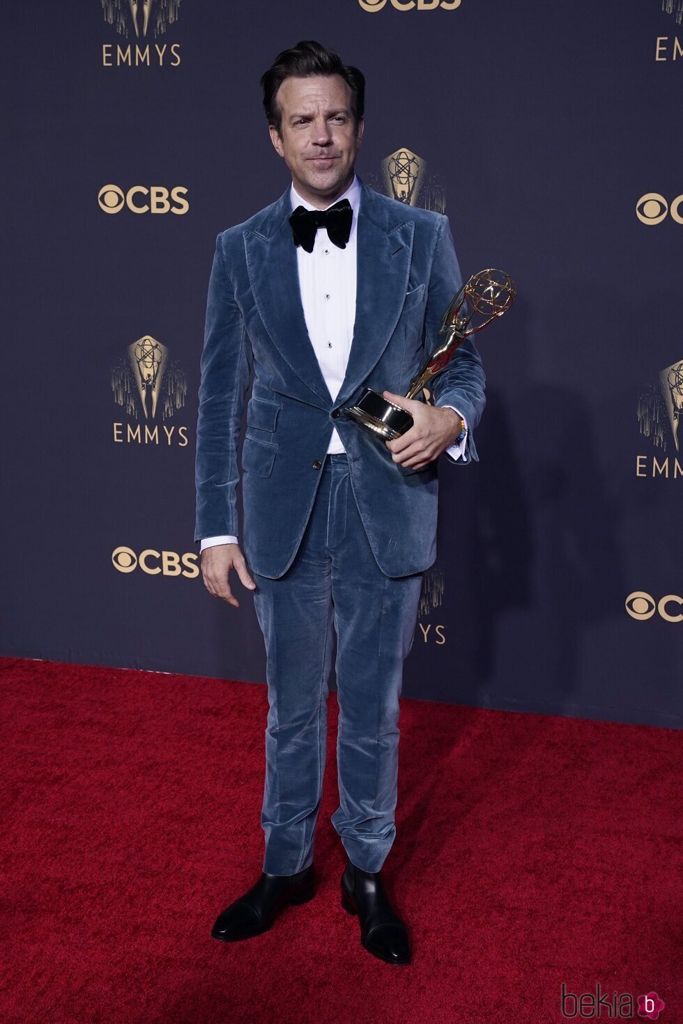 Jason Sudeikis posa con su Emmy 2021