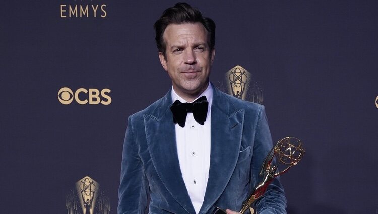 Jason Sudeikis posa con su Emmy 2021